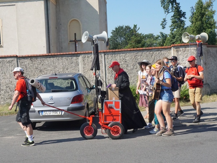 Piesza pielgrzymka na Jasną Górę - wyjście z Tworoga do Boronowa