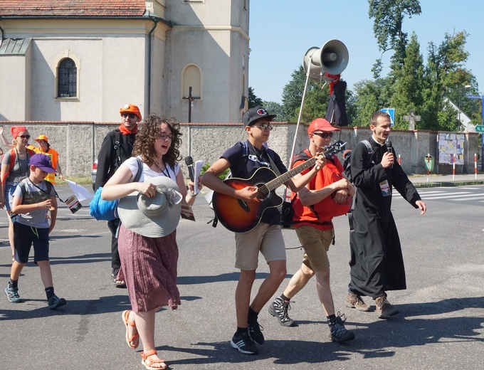 Piesza pielgrzymka na Jasną Górę - wyjście z Tworoga do Boronowa