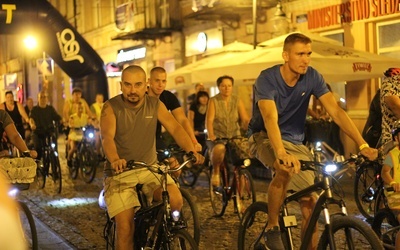 Cykliści nocą poznawali uroki miasta.