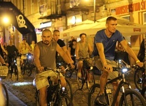 Cykliści nocą poznawali uroki miasta.