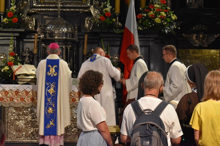 Piesza pielgrzymka na Jasną Górę - przekazanie krzyża w Konopiskach