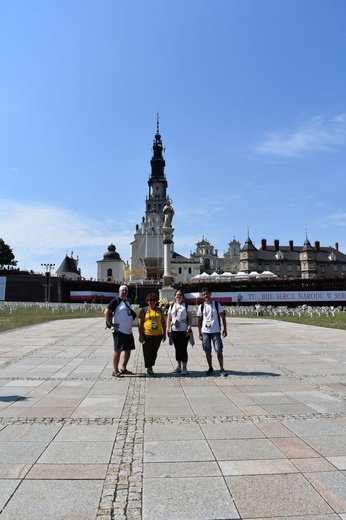 Piesza pielgrzymka na Jasną Górę - przekazanie krzyża w Konopiskach