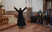 Piesza pielgrzymka na Jasną Górę - przekazanie krzyża w Konopiskach
