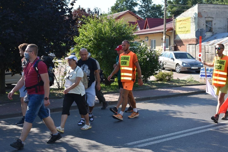 Piesza pielgrzymka na Jasną Górę - przekazanie krzyża w Konopiskach