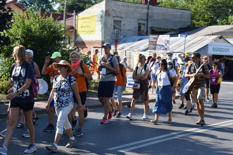 Piesza pielgrzymka na Jasną Górę - przekazanie krzyża w Konopiskach