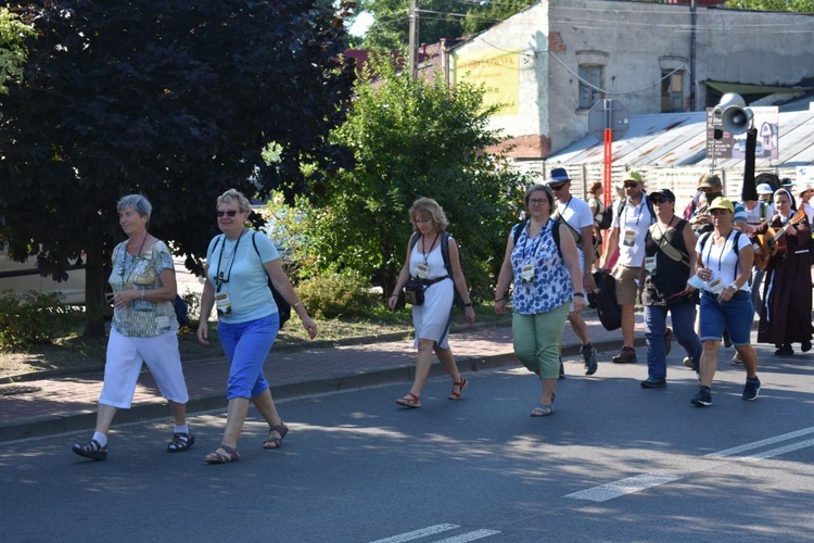 Piesza pielgrzymka na Jasną Górę - przekazanie krzyża w Konopiskach