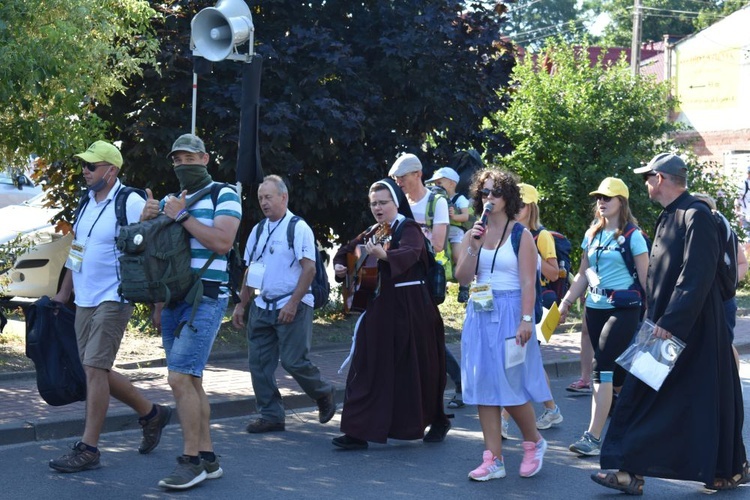 Piesza pielgrzymka na Jasną Górę - przekazanie krzyża w Konopiskach