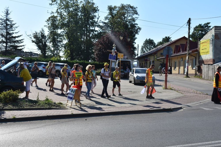 Piesza pielgrzymka na Jasną Górę - przekazanie krzyża w Konopiskach