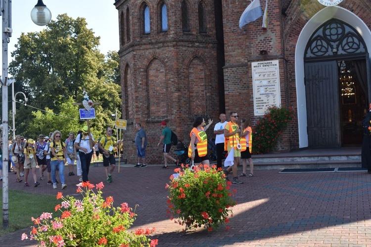 Piesza pielgrzymka na Jasną Górę - przekazanie krzyża w Konopiskach