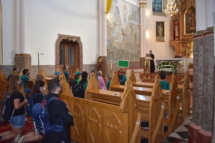 Piesza pielgrzymka na Jasną Górę - przekazanie krzyża w Konopiskach