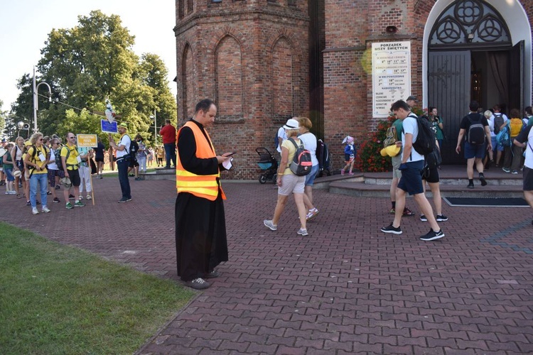 Piesza pielgrzymka na Jasną Górę - przekazanie krzyża w Konopiskach