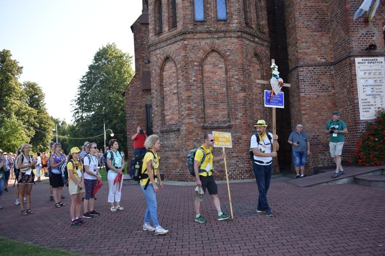 Piesza pielgrzymka na Jasną Górę - przekazanie krzyża w Konopiskach