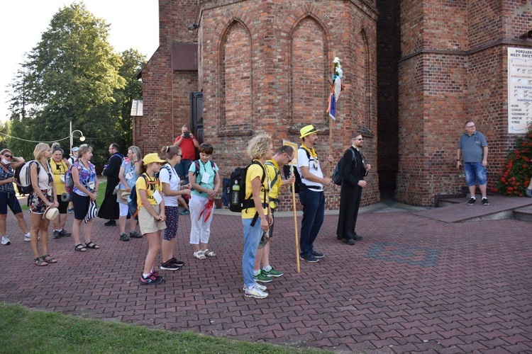 Piesza pielgrzymka na Jasną Górę - przekazanie krzyża w Konopiskach