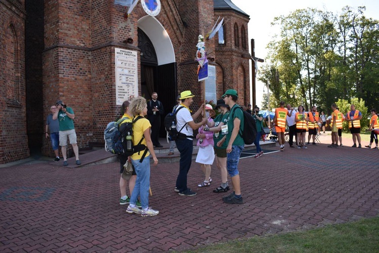 Piesza pielgrzymka na Jasną Górę - przekazanie krzyża w Konopiskach