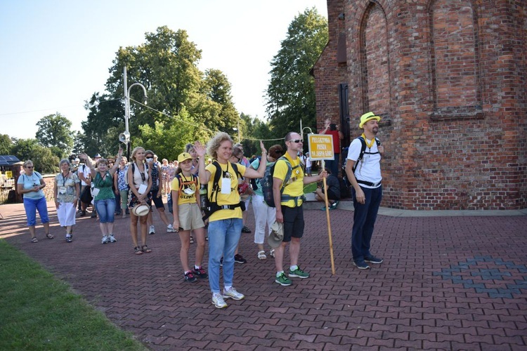 Piesza pielgrzymka na Jasną Górę - przekazanie krzyża w Konopiskach