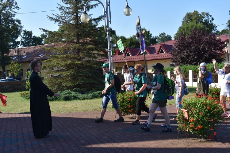 Piesza pielgrzymka na Jasną Górę - przekazanie krzyża w Konopiskach