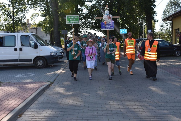 Piesza pielgrzymka na Jasną Górę - przekazanie krzyża w Konopiskach