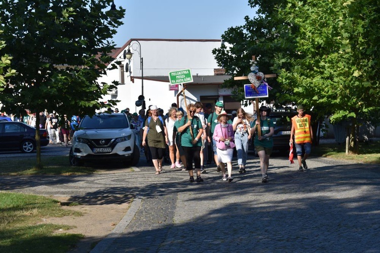 Piesza pielgrzymka na Jasną Górę - przekazanie krzyża w Konopiskach