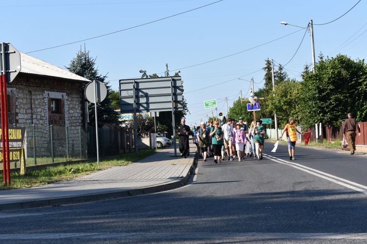 Piesza pielgrzymka na Jasną Górę - przekazanie krzyża w Konopiskach