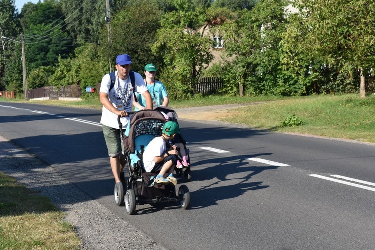 Piesza pielgrzymka na Jasną Górę - przekazanie krzyża w Konopiskach