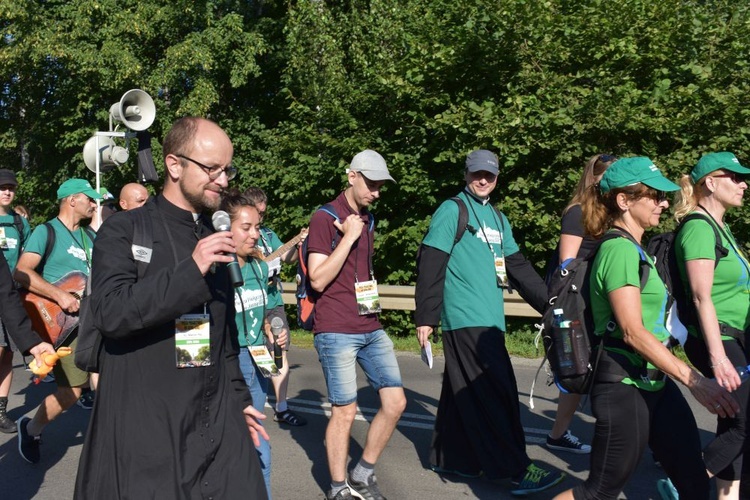 Piesza pielgrzymka na Jasną Górę - przekazanie krzyża w Konopiskach