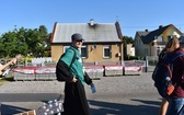 Piesza pielgrzymka na Jasną Górę - przekazanie krzyża w Konopiskach