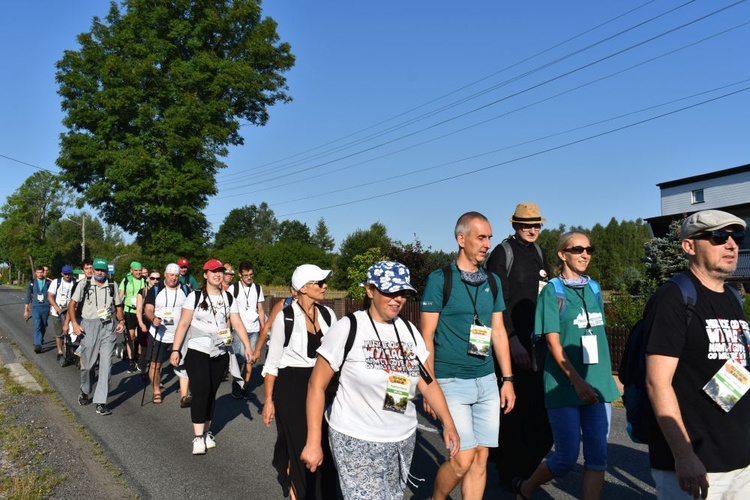 Piesza pielgrzymka na Jasną Górę - przekazanie krzyża w Konopiskach