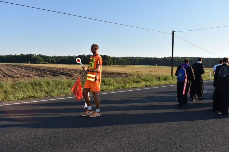 Piesza pielgrzymka na Jasną Górę - przekazanie krzyża w Konopiskach