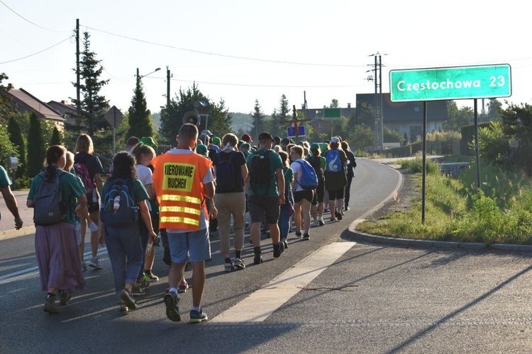 Piesza pielgrzymka na Jasną Górę - przekazanie krzyża w Konopiskach