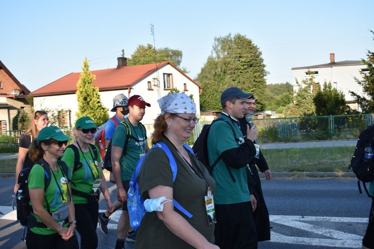 Piesza pielgrzymka na Jasną Górę - przekazanie krzyża w Konopiskach