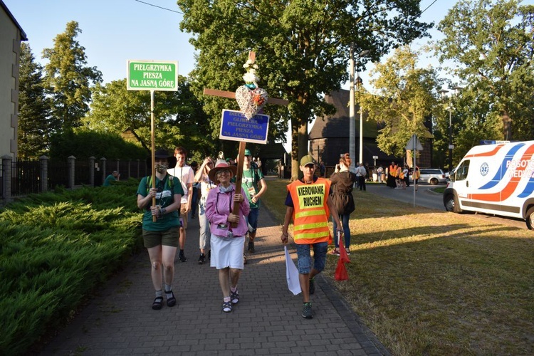 Piesza pielgrzymka na Jasną Górę - przekazanie krzyża w Konopiskach