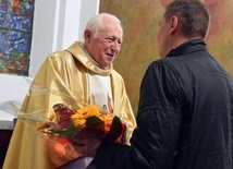 Ks. Jan Pryszczewski odbierający kwiaty z rąk zaproszonych gości.