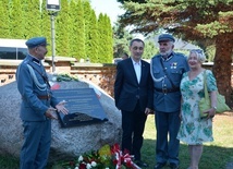Kamień-pomnik ustawiono w Jankowicach z inicjatywy Roberta Grudnia (drugi od lewej).