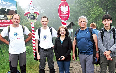 Bernadeta i Stefan Targoszowie z przyjaciółmi i rodziną na Czantorii.