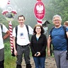 Bernadeta i Stefan Targoszowie z przyjaciółmi i rodziną na Czantorii.