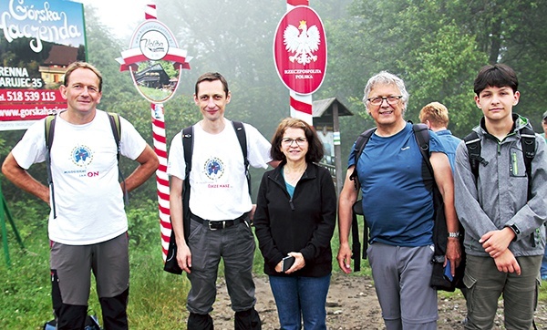 Bernadeta i Stefan Targoszowie z przyjaciółmi i rodziną na Czantorii.