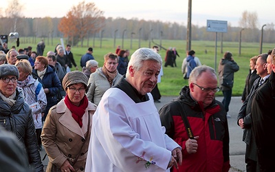 Ksiądz Józef Święcicki z uczestnikami obozowej Drogi Krzyżowej.