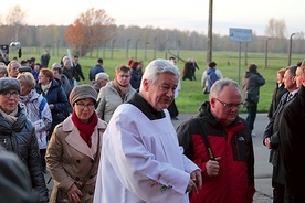 Ksiądz Józef Święcicki z uczestnikami obozowej Drogi Krzyżowej.