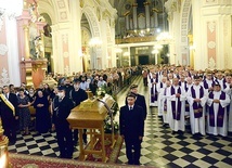 Za zmarłego z biskupami i rzeszą księży modlili się wierni z Opoczna, Wierzbicy, rodzinnych Wilczkowic i innych miejscowości.