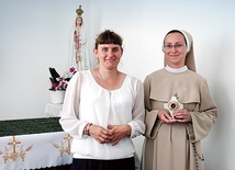 Natalia i s. Julia z relikwiami założyciela w domowej kaplicy.