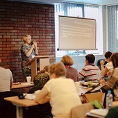 ▲	Dr Maria Miduch, prowadząca zajęcia na temat Biblii we wrześniu ub. roku.