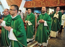 ▲	Młodzieży towarzyszą księża z różnych wspólnot parafialnych i środowisk. 