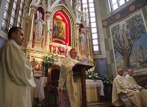 Nuncjusz po raz drugi pomodlił się przed obrazem Matki Bożej Popowskiej. Ostatnio uczynił to w 2017 roku.