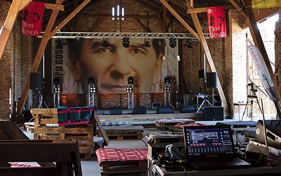 Na potrzeby festiwalu salezjańska stodoła zamieniła się w miejsce transmisji konferencji oraz koncertów.