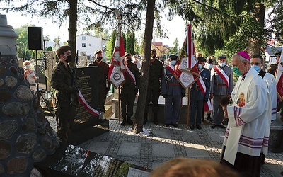 Biskup Piotr Libera podczas sochocińskich uroczystości poświęcił odnowiony pomnik z imionami i nazwiskami żołnierzy poległych 100 lat temu.