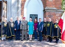 Odsłonięcie nowej tablicy na murach kościoła.