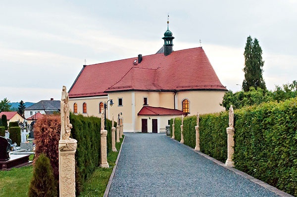 Kościół pochodzi z XIV w., jednak został gruntownie przebudowany w XVI w., a powiększony w drugiej połowie XVIII. W 1603 r. dobudowano do niego dzwonnicę.