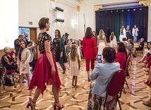 Pokaz kolekcji Justyny Wesołowskiej podczas zakończenia projektu.