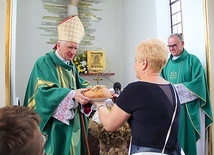 Parafianie dziękowali arcybiskupowi za przybycie, zapewniając go o swojej pamięci o księżach profesorach.