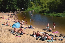 Plażowicze korzystają nie tylko z miejsc do tego wyznaczonych.